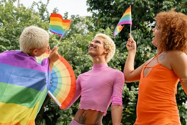 tres personas en evento por el orgullo gay