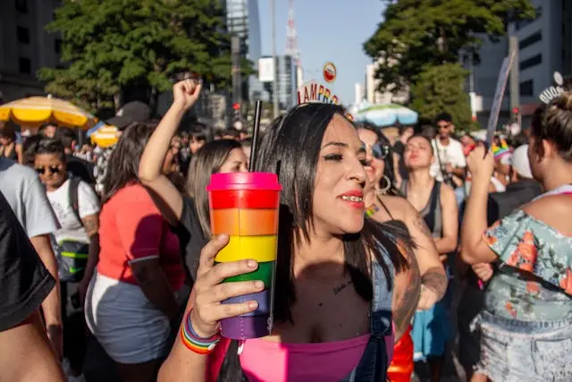 muchas personas en eventos de la comunidad gay