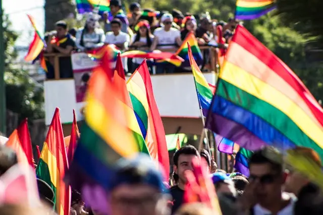 muchas personas en marcha por el orgullo gay