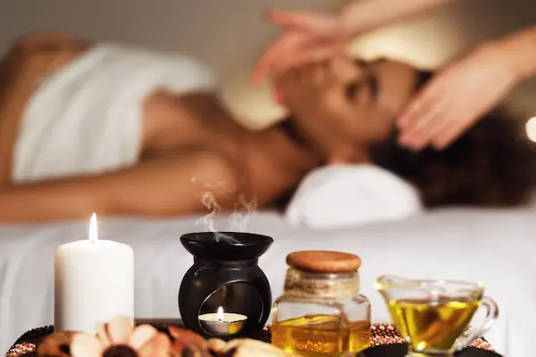 Aromaterapia y velas artesanales para crear ambientes acogedores