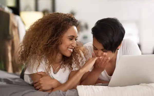 Regalos para parejas LGTB a distancia: amor sin etiquetas