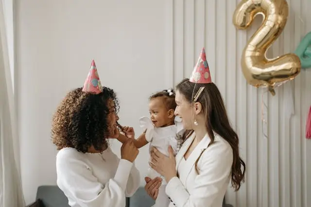 dos mujeres con niño celebrando su cumpleaños