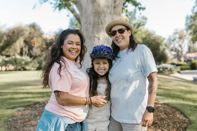 dos mujeres y una niña en un parque