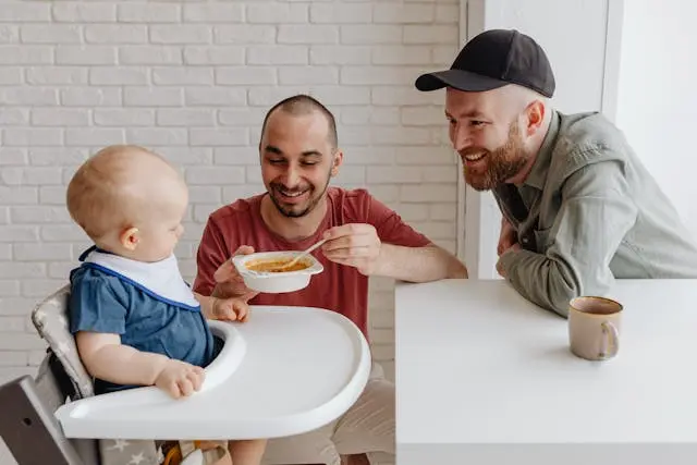 dos hombres y un bebe formando familias homoparentales
