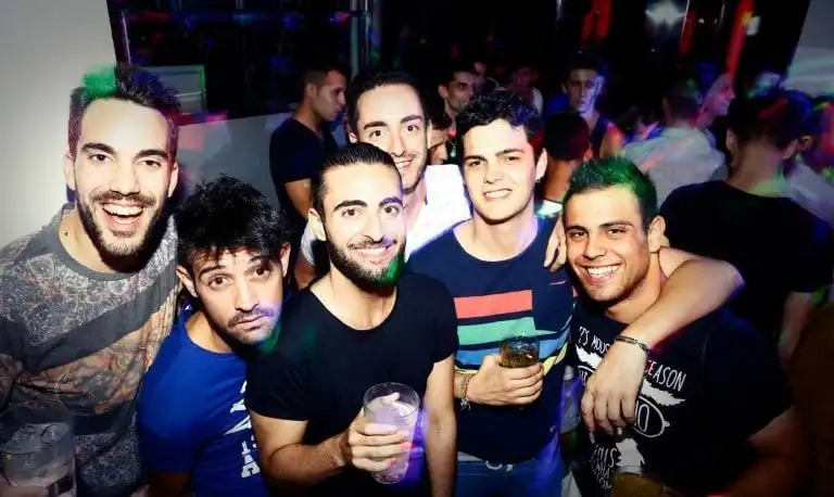 Chicos en bar gay