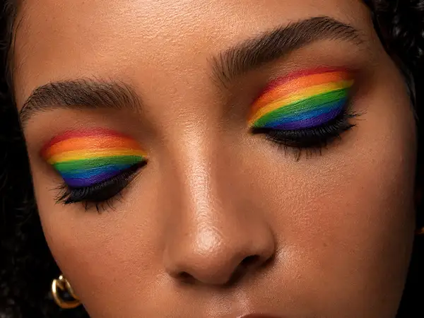 Bandera pride sobre los párpados maquillaje pride 