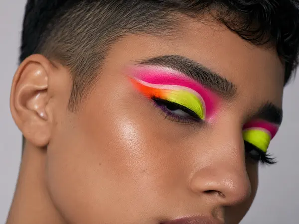Cut crease con sombras neón maquillaje pride