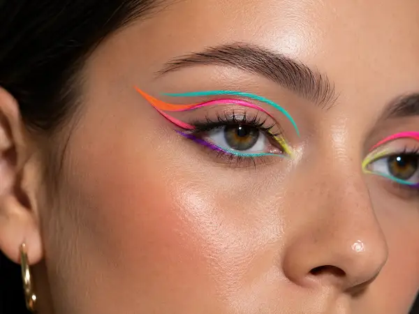 Delineado gráfico multicolor maquillaje pride