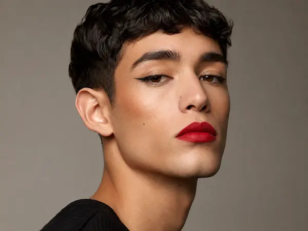 Labios rojos con delineado felino maquillaje
