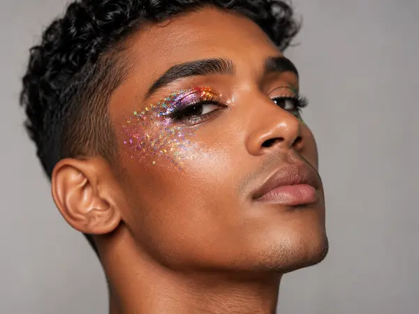 Maquillaje pride con glitter cosmético