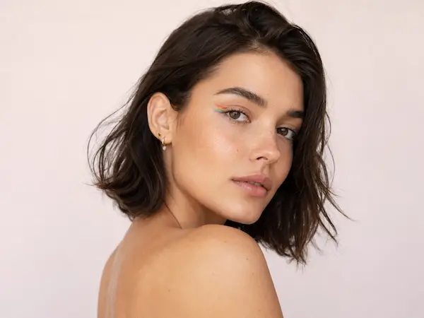 Maquillaje pride minimalista
