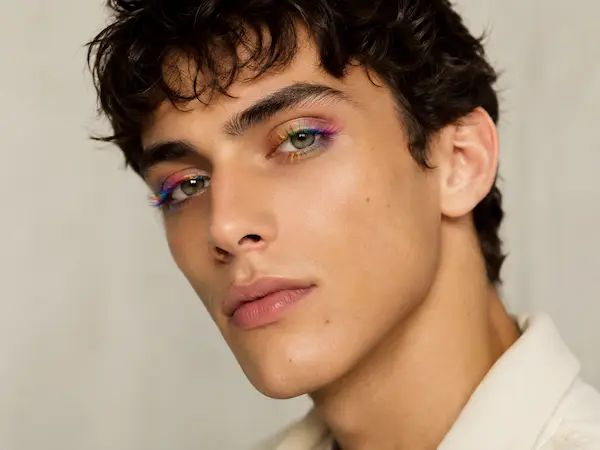 Pestañas de diferentes colores maquillaje pride